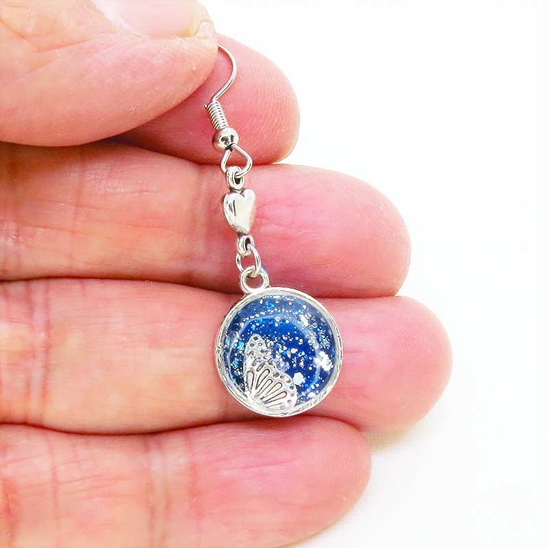 シルバーカラー ブルーレジンで彩色した蝶の羽と小さなハートのピアス サージカル可