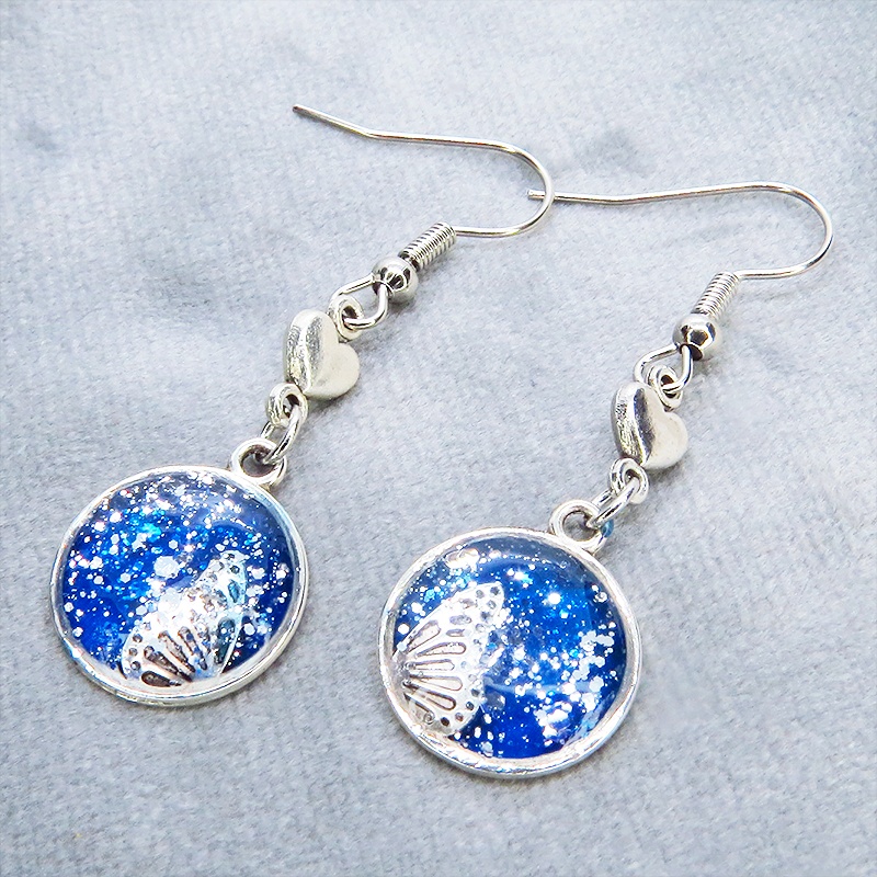 シルバーカラー ブルーレジンで彩色した蝶の羽と小さなハートのピアス サージカル可