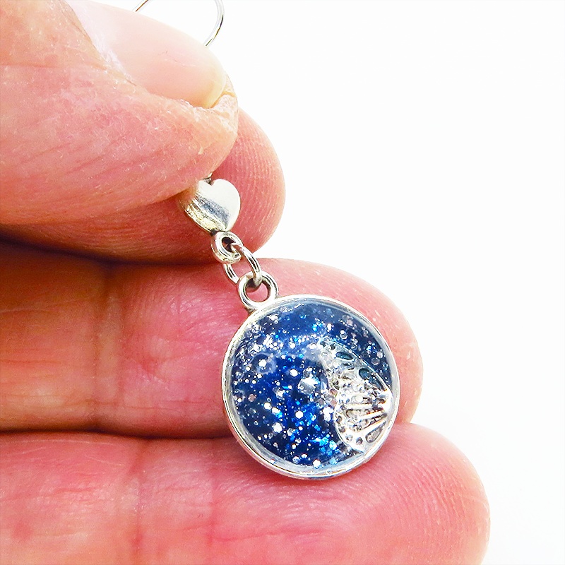 シルバーカラー ブルーレジンで彩色した蝶の羽と小さなハートのピアス サージカル可