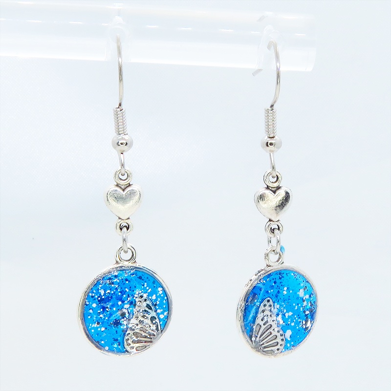 シルバーカラー ブルーレジンで彩色した蝶の羽と小さなハートのピアス サージカル可