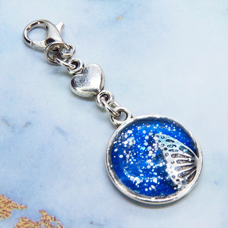 マスク・スマホチャーム ブルーレジンで彩色した蝶の羽と小さなハートモチーフのチャーム 金具変更可