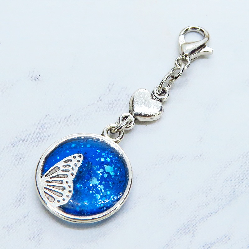 マスク・スマホチャーム ブルーレジンで彩色した蝶の羽と小さなハートモチーフのチャーム 金具変更可