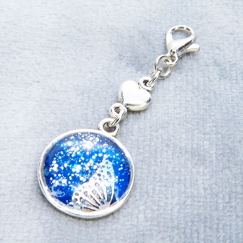 マスク・スマホチャーム ブルーレジンで彩色した蝶の羽と小さなハートモチーフのチャーム 金具変更可