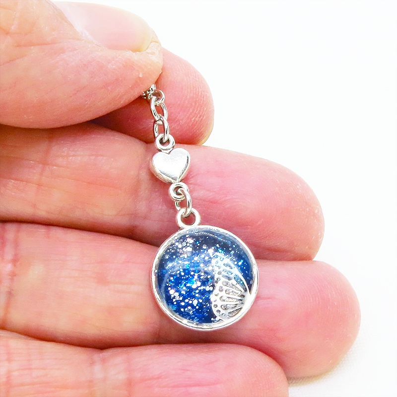 マスク・スマホチャーム ブルーレジンで彩色した蝶の羽と小さなハートモチーフのチャーム 金具変更可