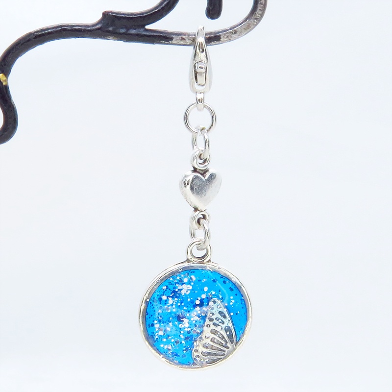 マスク・スマホチャーム ブルーレジンで彩色した蝶の羽と小さなハートモチーフのチャーム 金具変更可