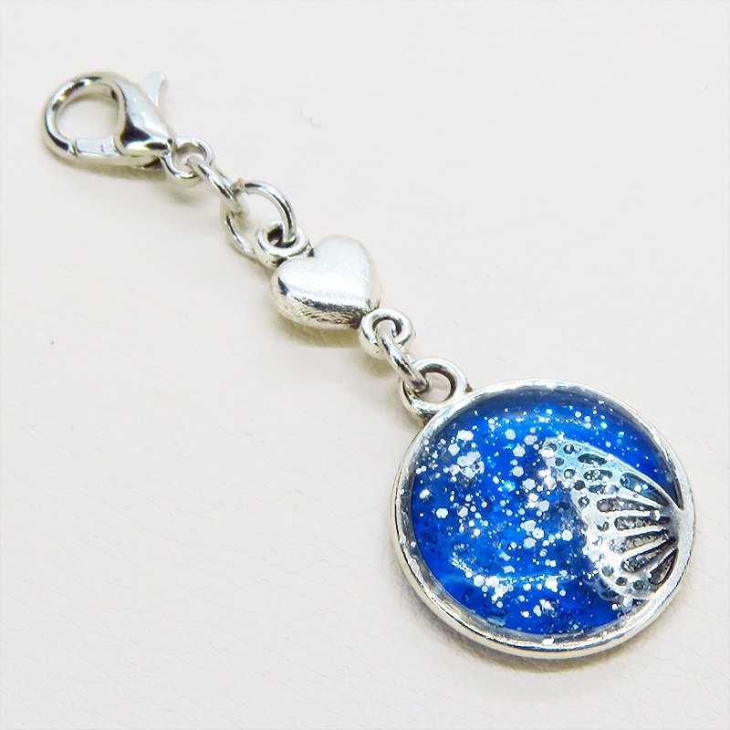 マスク・スマホチャーム ブルーレジンで彩色した蝶の羽と小さなハートモチーフのチャーム 金具変更可