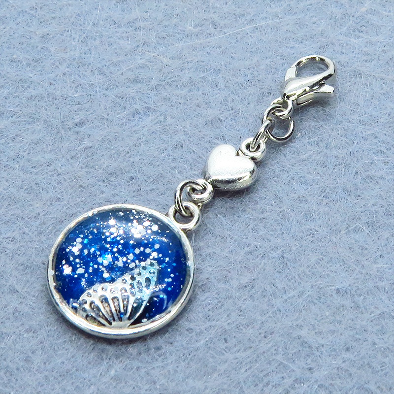 マスク・スマホチャーム ブルーレジンで彩色した蝶の羽と小さなハートモチーフのチャーム 金具変更可