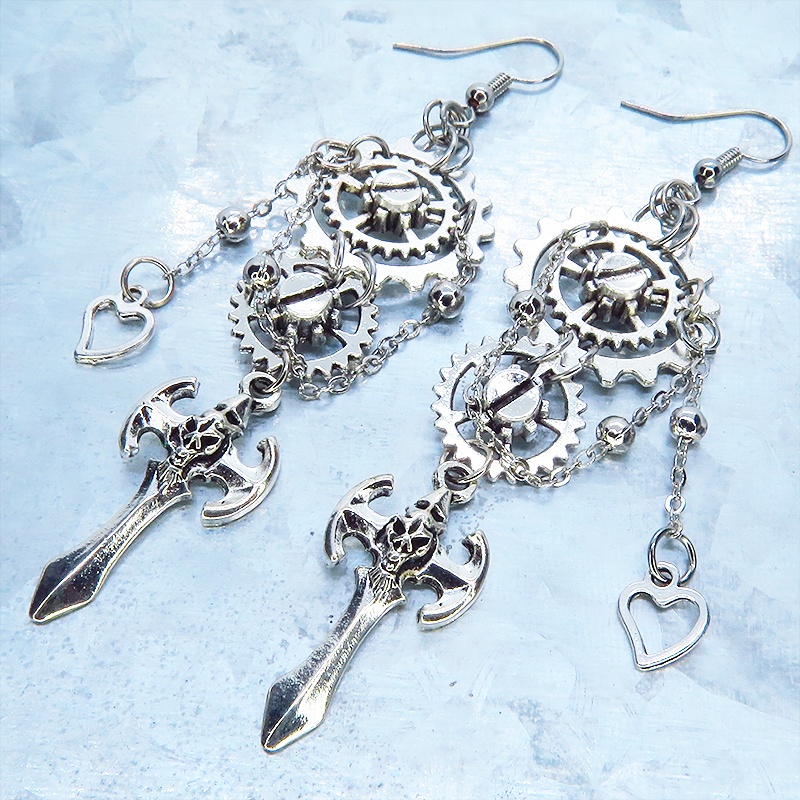 アンティークシルバー ゴシック調ソードと歯車を組合せたスチームパンク風チェーンピアス サージカル可