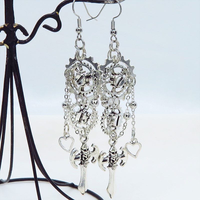 アンティークシルバー ゴシック調ソードと歯車を組合せたスチームパンク風チェーンピアス サージカル可