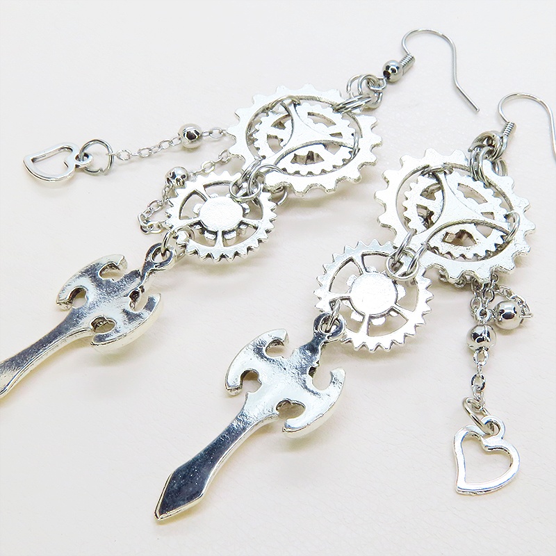 アンティークシルバー ゴシック調ソードと歯車を組合せたスチームパンク風チェーンピアス サージカル可