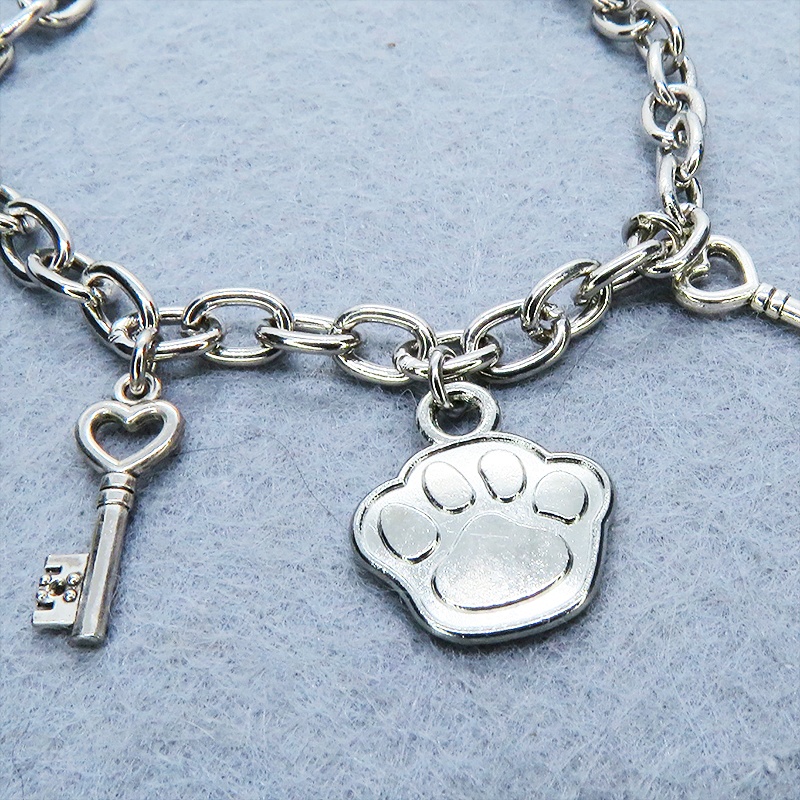 シルバーカラー 大きめ肉球モチーフと鍵モチーフを組合せたブレスレット