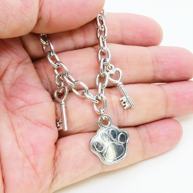 シルバーカラー 大きめ肉球モチーフと鍵モチーフを組合せたブレスレット