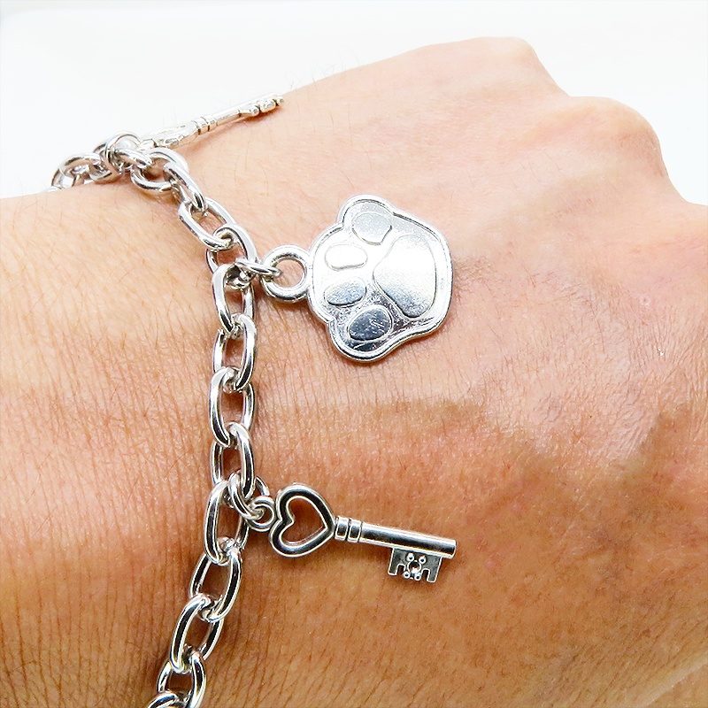 シルバーカラー 大きめ肉球モチーフと鍵モチーフを組合せたブレスレット