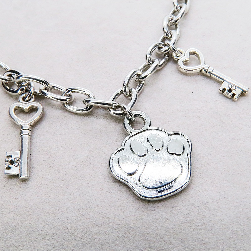シルバーカラー 大きめ肉球モチーフと鍵モチーフを組合せたブレスレット