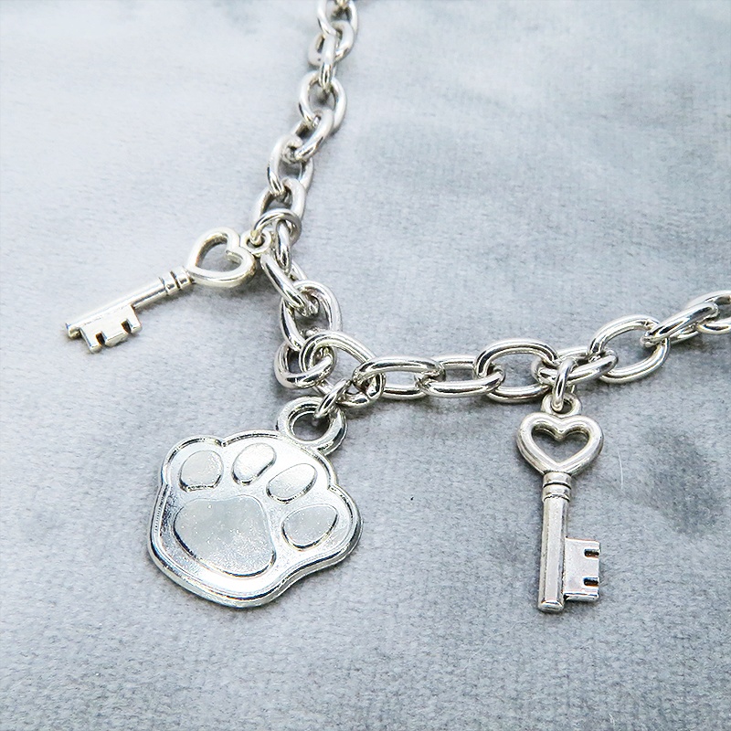 シルバーカラー 大きめ肉球モチーフと鍵モチーフを組合せたブレスレット