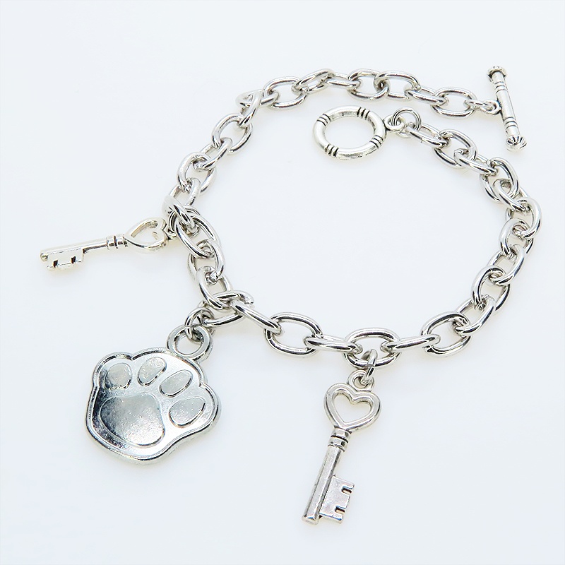 シルバーカラー 大きめ肉球モチーフと鍵モチーフを組合せたブレスレット