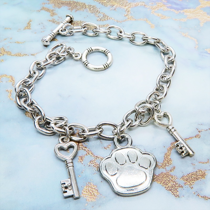シルバーカラー 大きめ肉球モチーフと鍵モチーフを組合せたブレスレット