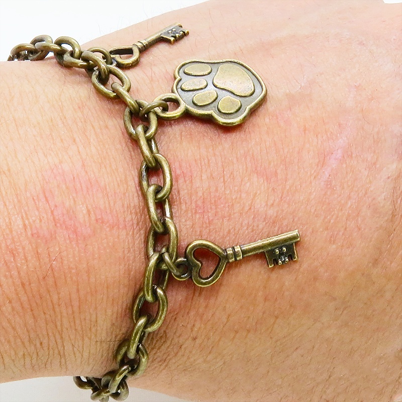 アンティークゴールド 大きめ肉球モチーフと鍵モチーフを組合せたブレスレット