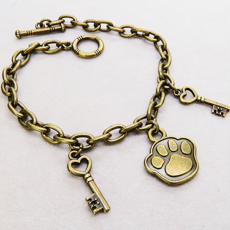 アンティークゴールド 大きめ肉球モチーフと鍵モチーフを組合せたブレスレット