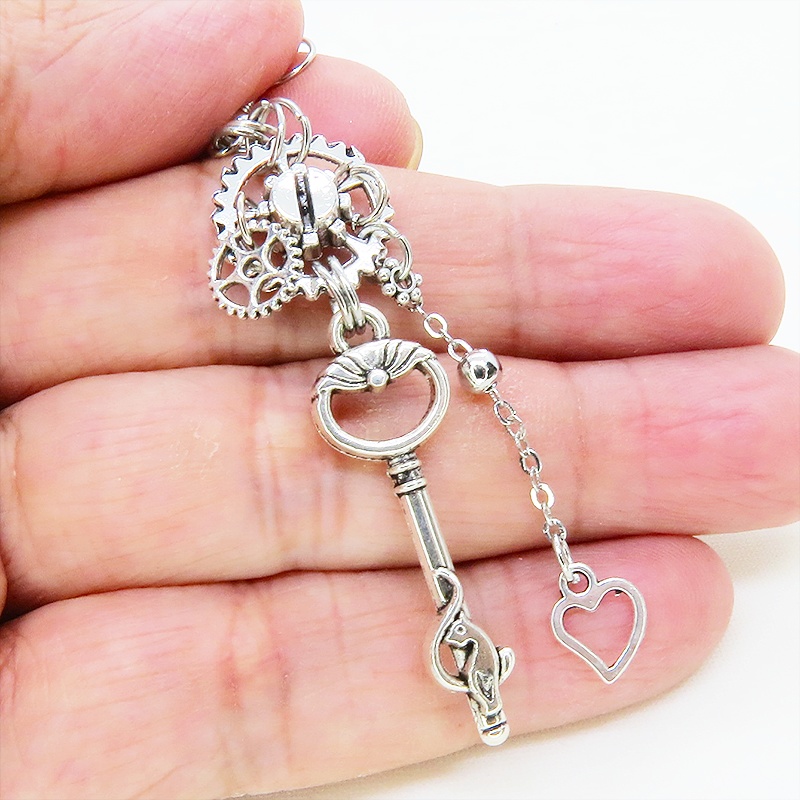 アンティークシルバー オリエンタルな猫と鍵モチーフを組合せたアシンメトリースチームパンクピアス サージカル可