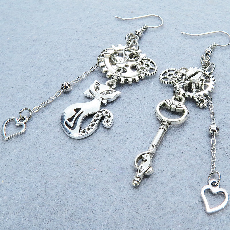 アンティークシルバー オリエンタルな猫と鍵モチーフを組合せたアシンメトリースチームパンクピアス サージカル可