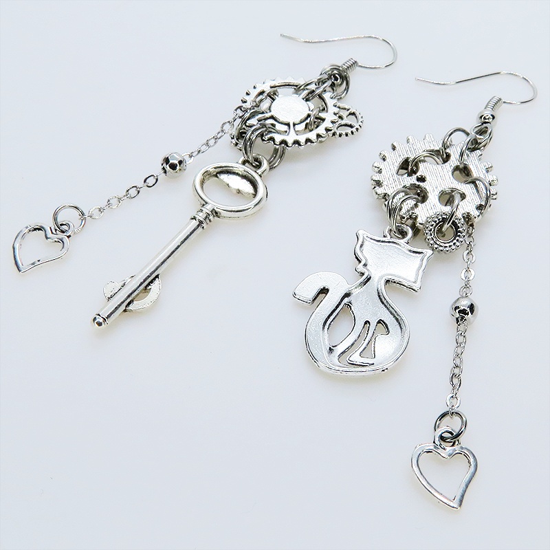 アンティークシルバー オリエンタルな猫と鍵モチーフを組合せたアシンメトリースチームパンクピアス サージカル可