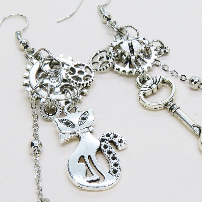 アンティークシルバー オリエンタルな猫と鍵モチーフを組合せたアシンメトリースチームパンクピアス サージカル可