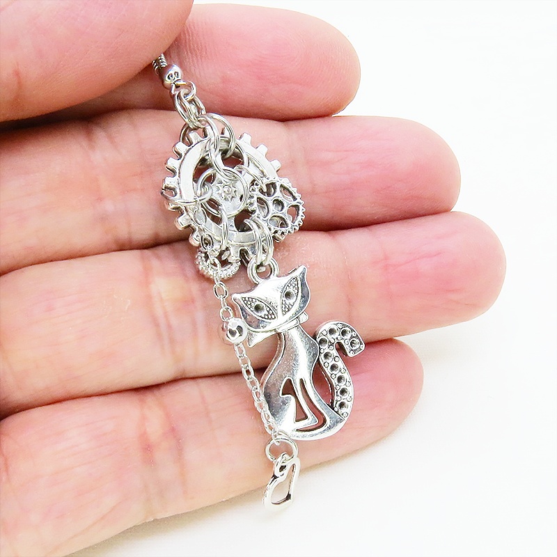 アンティークシルバー オリエンタルな猫と鍵モチーフを組合せたアシンメトリースチームパンクピアス サージカル可