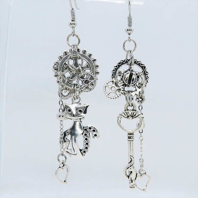 アンティークシルバー オリエンタルな猫と鍵モチーフを組合せたアシンメトリースチームパンクピアス サージカル可