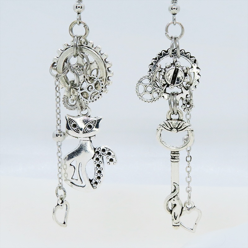 アンティークシルバー オリエンタルな猫と鍵モチーフを組合せたアシンメトリースチームパンクピアス サージカル可