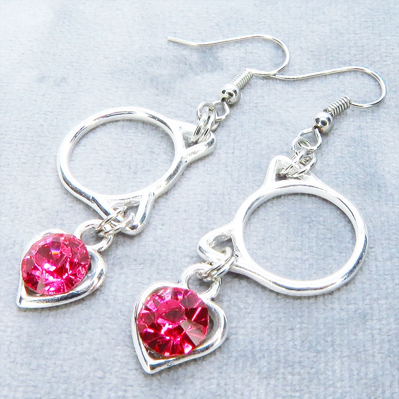 猫フェイスフレームにクリスタルハート(マゼンタ)をつりさげた大人可愛いピアス サージカル可