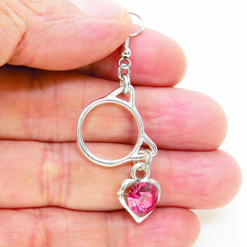 猫フェイスフレームにクリスタルハート(マゼンタ)をつりさげた大人可愛いピアス サージカル可