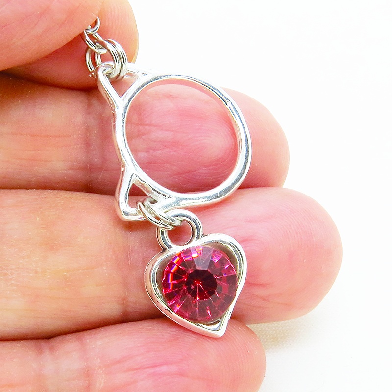 猫フェイスフレームにクリスタルハート(マゼンタ)をつりさげた大人可愛いピアス サージカル可