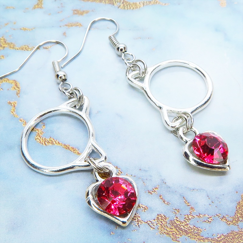 猫フェイスフレームにクリスタルハート(マゼンタ)をつりさげた大人可愛いピアス サージカル可