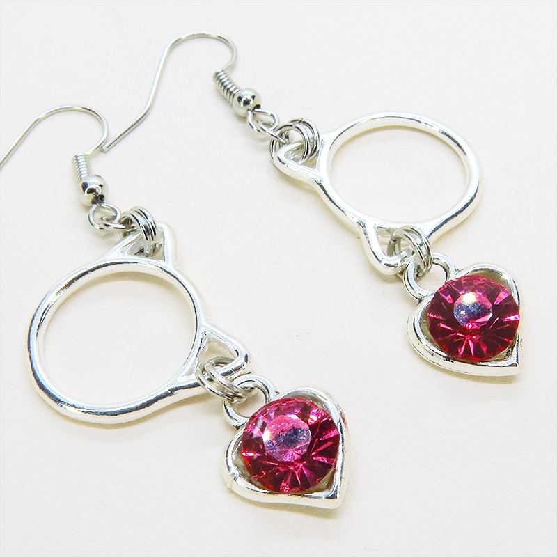 猫フェイスフレームにクリスタルハート(マゼンタ)をつりさげた大人可愛いピアス サージカル可