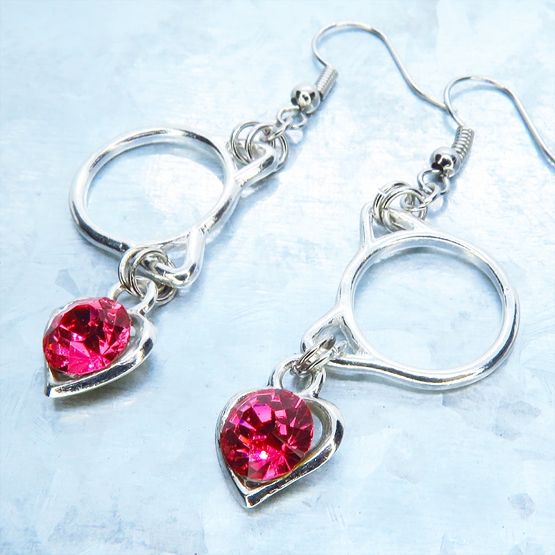 猫フェイスフレームにクリスタルハート(マゼンタ)をつりさげた大人可愛いピアス サージカル可