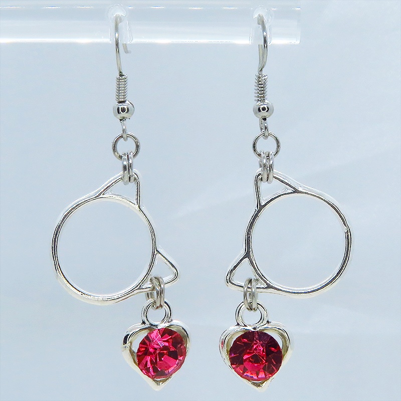 猫フェイスフレームにクリスタルハート(マゼンタ)をつりさげた大人可愛いピアス サージカル可