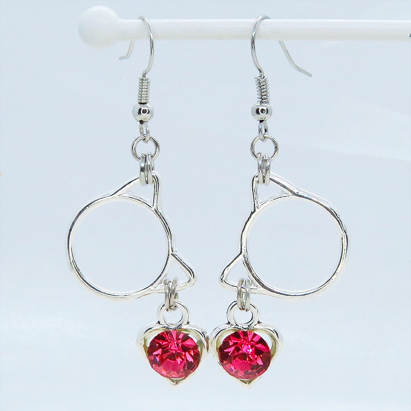 猫フェイスフレームにクリスタルハート(マゼンタ)をつりさげた大人可愛いピアス サージカル可