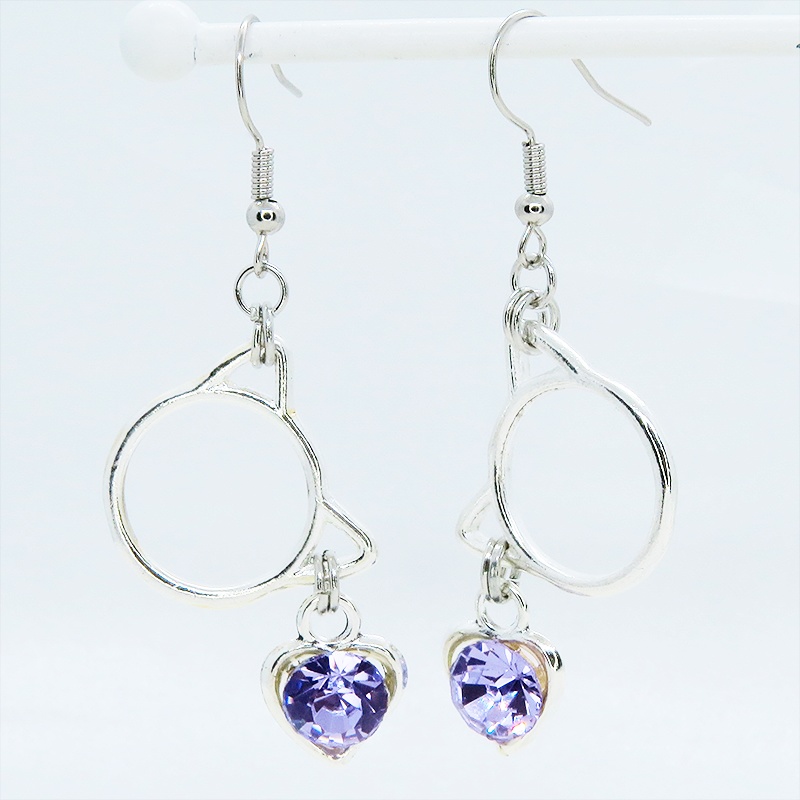 猫フェイスフレームにクリスタルハート(ヴァイオレット)をつりさげた大人可愛いピアス サージカル可