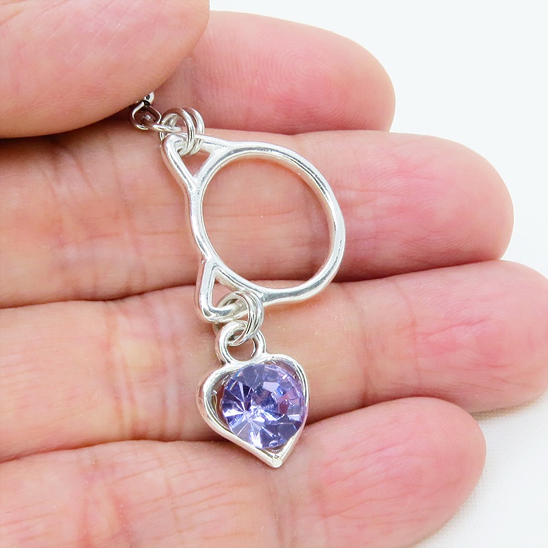 猫フェイスフレームにクリスタルハート(ヴァイオレット)をつりさげた大人可愛いピアス サージカル可