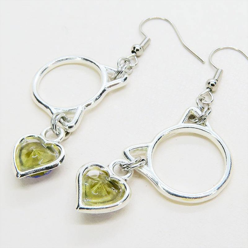 猫フェイスフレームにクリスタルハート(ヴァイオレット)をつりさげた大人可愛いピアス サージカル可