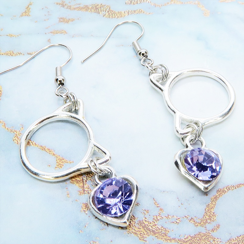 猫フェイスフレームにクリスタルハート(ヴァイオレット)をつりさげた大人可愛いピアス サージカル可