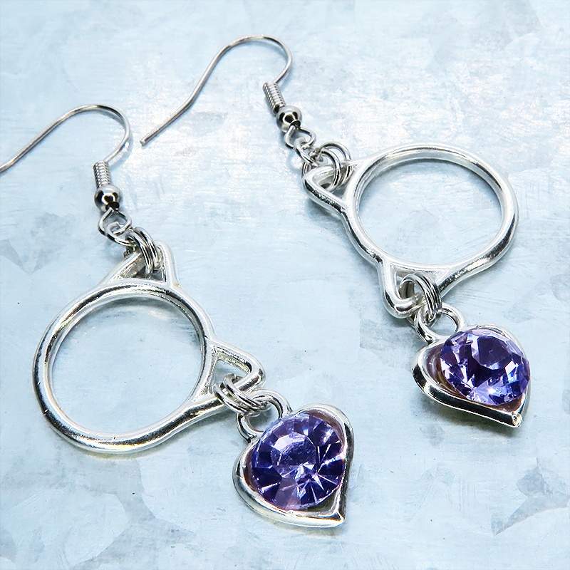 猫フェイスフレームにクリスタルハート(ヴァイオレット)をつりさげた大人可愛いピアス サージカル可