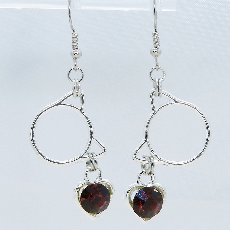 猫フェイスフレームにクリスタルハート(ガーネット)をつりさげた大人可愛いピアス サージカル可