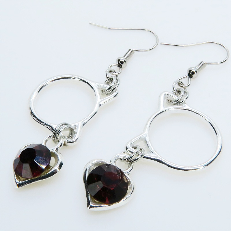 猫フェイスフレームにクリスタルハート(ガーネット)をつりさげた大人可愛いピアス サージカル可