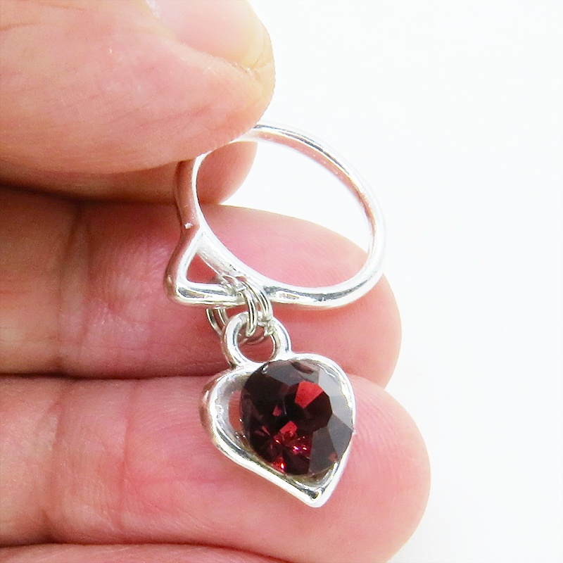 猫フェイスフレームにクリスタルハート(ガーネット)をつりさげた大人可愛いピアス サージカル可