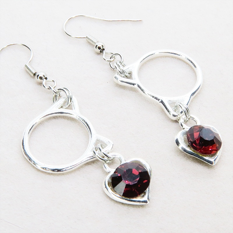 猫フェイスフレームにクリスタルハート(ガーネット)をつりさげた大人可愛いピアス サージカル可