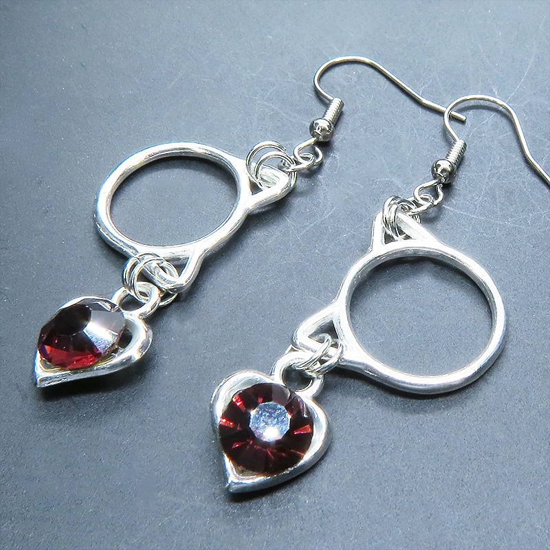 猫フェイスフレームにクリスタルハート(ガーネット)をつりさげた大人可愛いピアス サージカル可