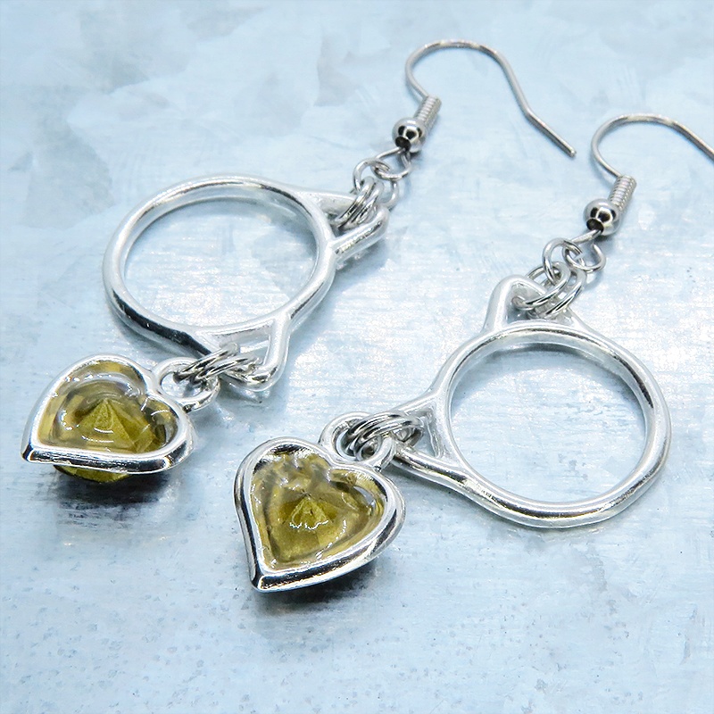 猫フェイスフレームにクリスタルハート(ガーネット)をつりさげた大人可愛いピアス サージカル可