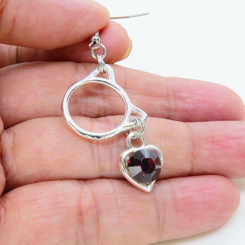 猫フェイスフレームにクリスタルハート(ガーネット)をつりさげた大人可愛いピアス サージカル可